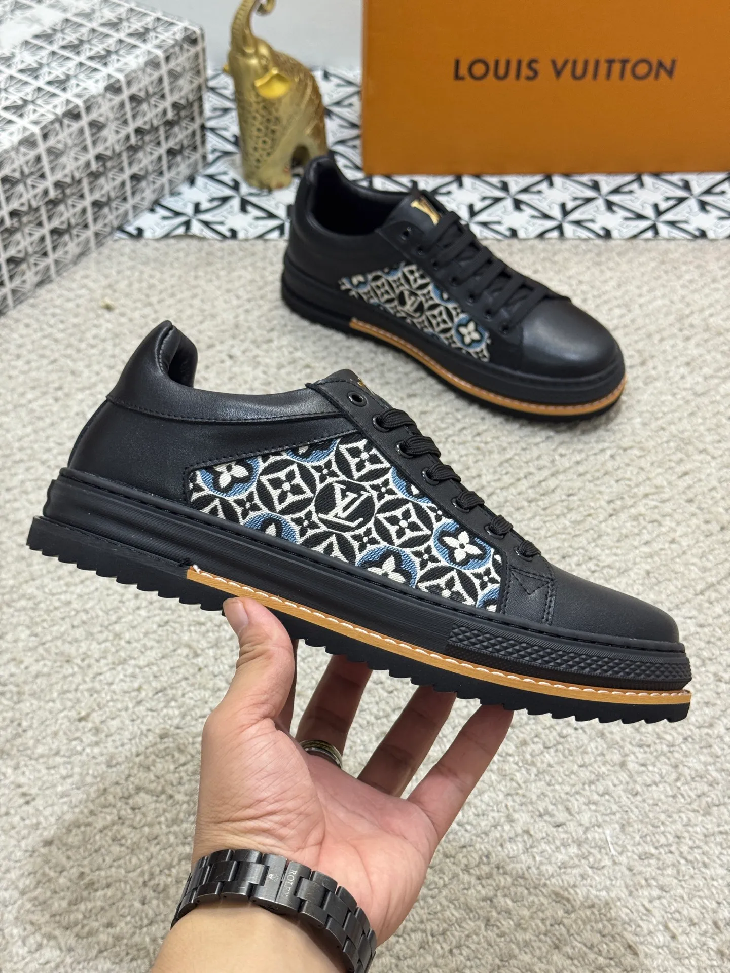 Men's shoes 💰400 [New style] 🌂🌂Top original order - Louis Vuitton®️ Trendy and fashionable yet low-key men's casual shoes, uppers made of cowhide leather stitched with LV special canvas presbyopia, comfortable and breathable, mesh lining, original rubber outsole, 2 colors optional~a must-have for stylish men. Size: 38-44 (45 customized